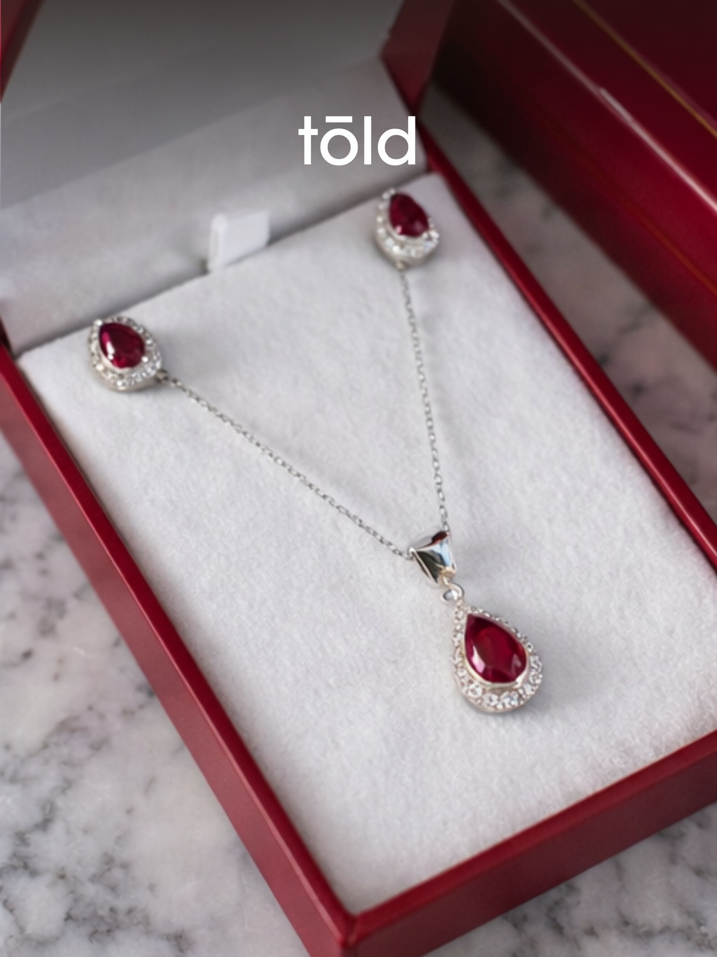Juego de collar y aretes de rubí
